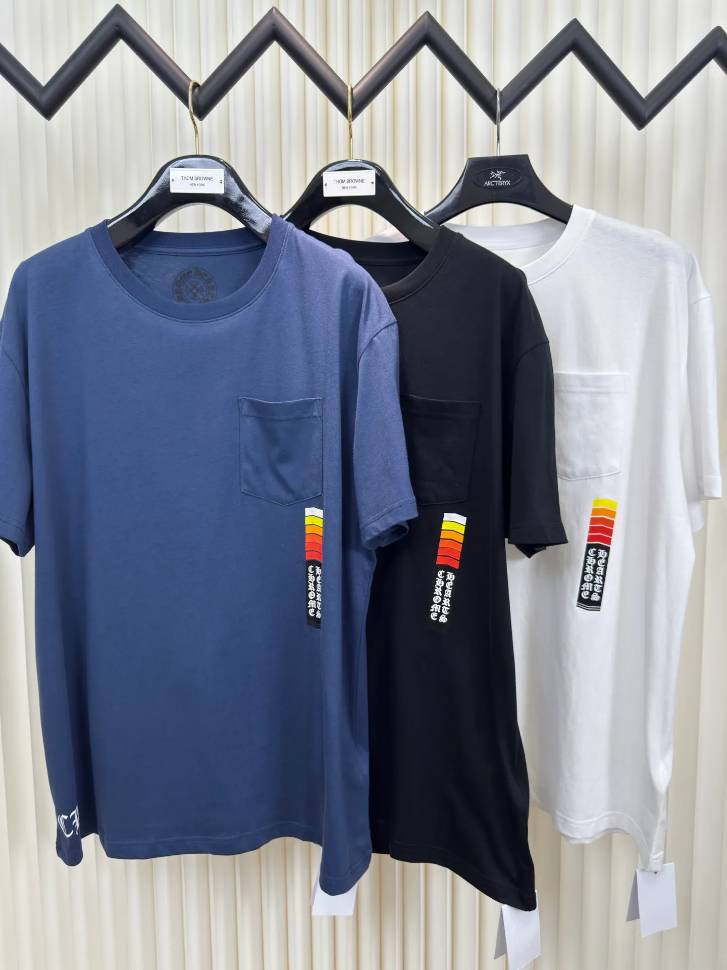 P240 Chrome Hearts Energy Bar Short Sleeves Authentic Open Edition - Physical Counter - Top Luxury Quality 🆚 Instant sale of all editions on the market Fabric is made of 26 weave 200g cotton material Printing is ink printing Customized accessories Size S M L